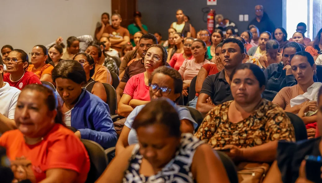 Mulheres da zona rural acompanham o lançamento do programa que incentiva autonomia financeira e produtiva feminina