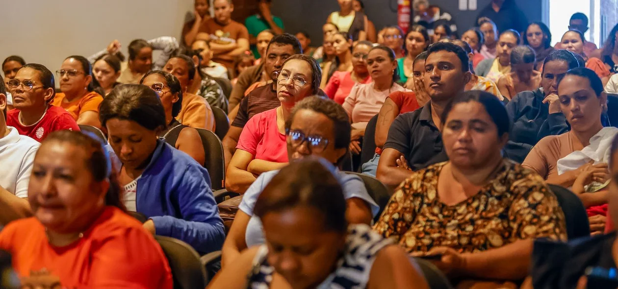 Mulheres da zona rural acompanham o lançamento do programa que incentiva autonomia financeira e produtiva feminina