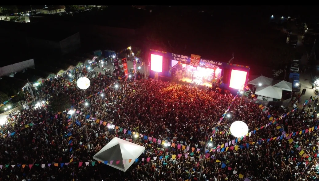 Multidão acompanha os shows e apresentações do XXI Festival Cultural dos Cocais que celebra a tradição e alegria do São João do Arraial