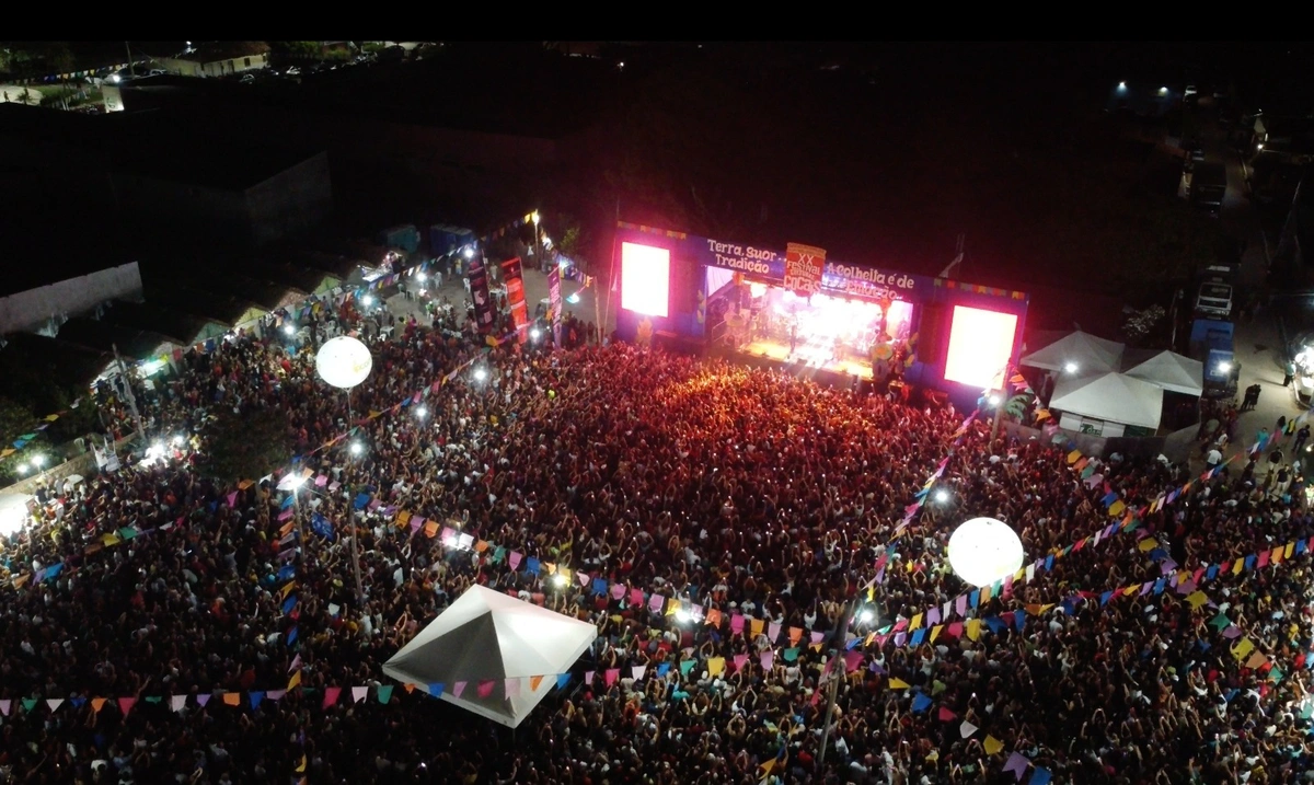 Multidão acompanha os shows e apresentações do XXI Festival Cultural dos Cocais que celebra a tradição e alegria do São João do Arraial