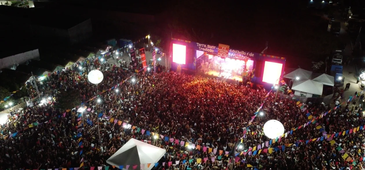 Multidão acompanha os shows e apresentações do XXI Festival Cultural dos Cocais que celebra a tradição e alegria do São João do Arraial
