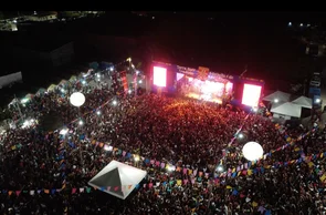 Multidão acompanha os shows e apresentações do XXI Festival Cultural dos Cocais que celebra a tradição e alegria do São João do Arraial