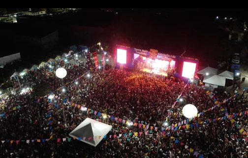 Multidão acompanha os shows e apresentações do XXI Festival Cultural dos Cocais que celebra a tradição e alegria do São João do Arraial