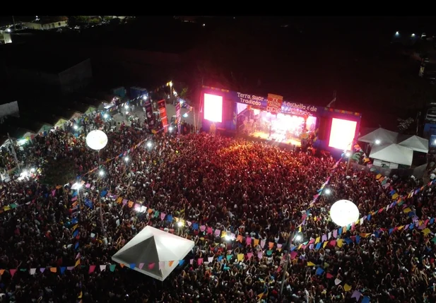 Multidão acompanha os shows e apresentações do XXI Festival Cultural dos Cocais que celebra a tradição e alegria do São João do Arraial