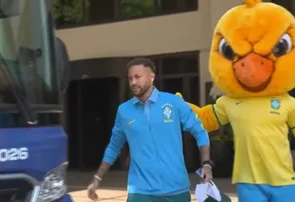 Mesmo lesionado, Neymar acompanha delegação do Brasil na estreia da Copa do Mundo