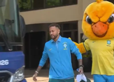 Neymar entra no ônibus com delegação da Seleção para Brasil x Marrocos.