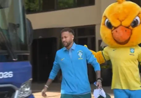 Mesmo lesionado, Neymar acompanha delegação do Brasil na estreia da Copa do Mundo