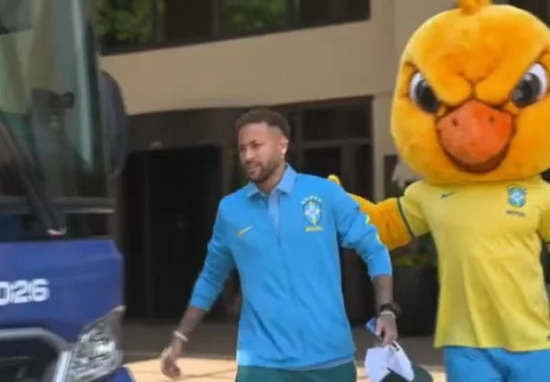 Neymar entra no ônibus com delegação da Seleção para Brasil x Marrocos.