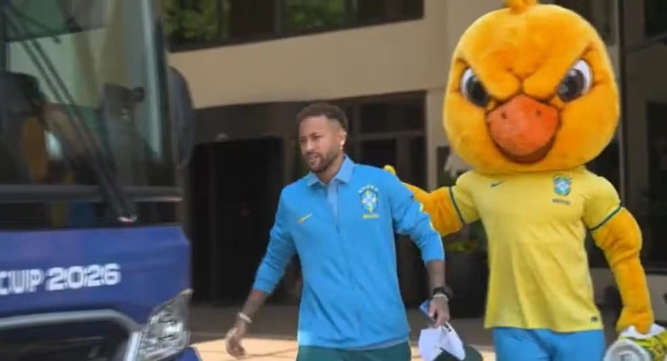 Neymar entra no ônibus com delegação da Seleção para Brasil x Marrocos.