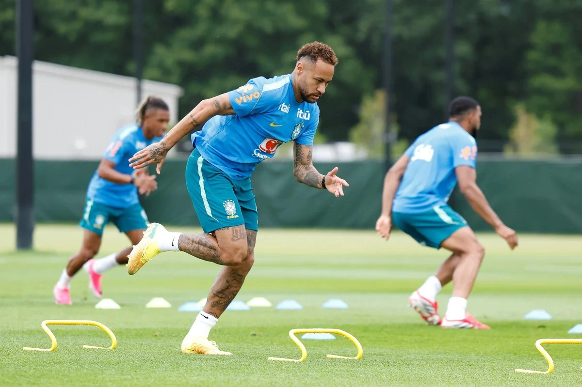 Neymar treina com o restante da Seleção Brasileira