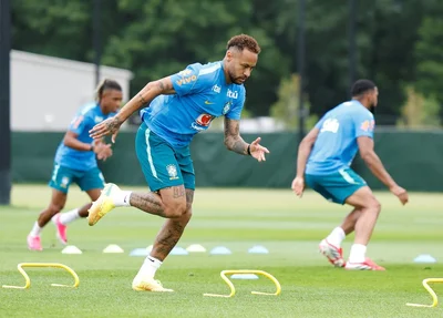 Neymar treina com o restante da Seleção Brasileira