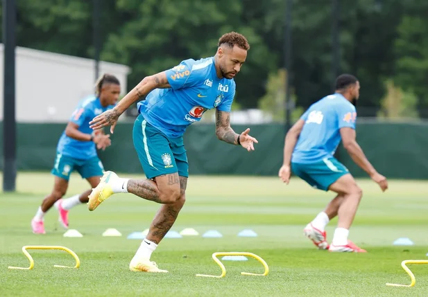 Neymar treina com o restante da Seleção Brasileira
