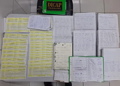 Notas promissórias e cadernos com anotação sobre os empréstimos