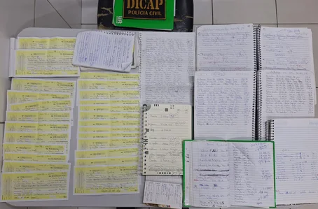 Notas promissórias e cadernos com anotação sobre os empréstimos