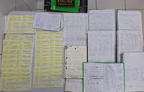 Notas promissórias e cadernos com anotação sobre os empréstimos