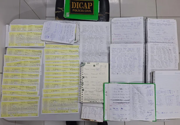 Notas promissórias e cadernos com anotação sobre os empréstimos
