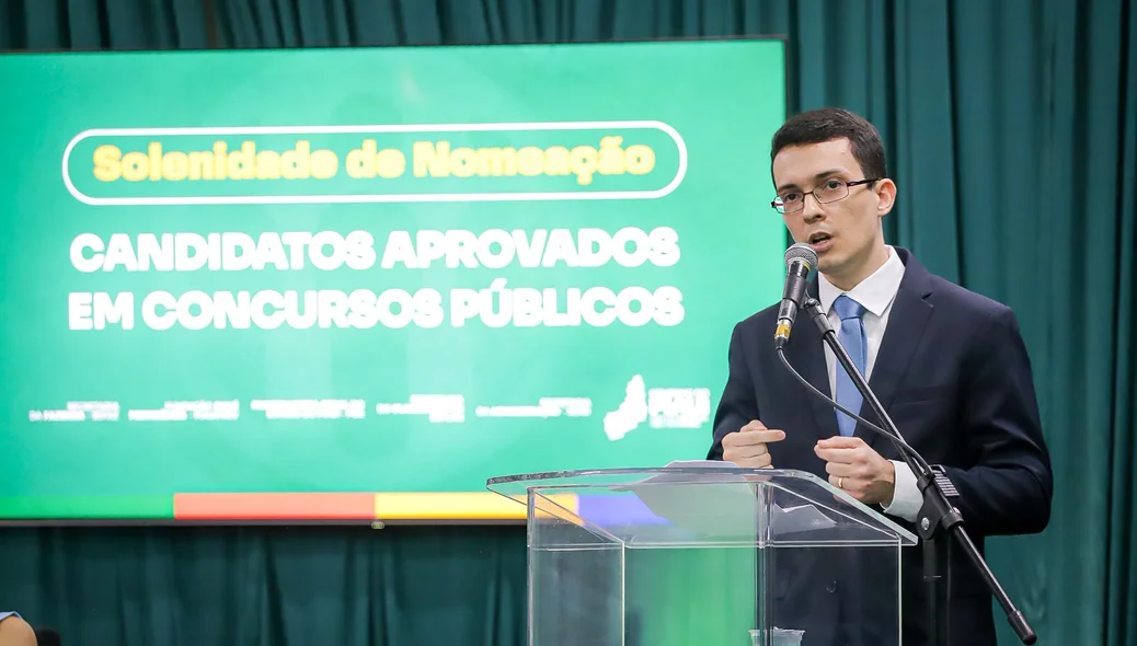 Novo servidor faz uso da palavra durante a solenidade de nomeação dos aprovados em concursos públicos estaduais
