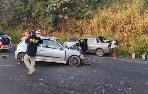 O acidente entre dois carros deixou três feridos