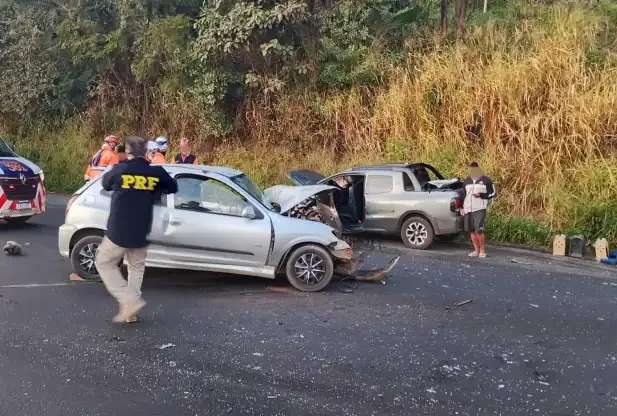 O acidente entre dois carros deixou três feridos