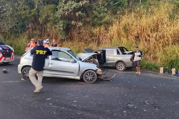O acidente entre dois carros deixou três feridos