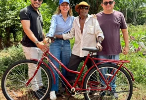 Prefeita Ivanária Sampaio entrega bicicleta nova a idoso de 85 anos