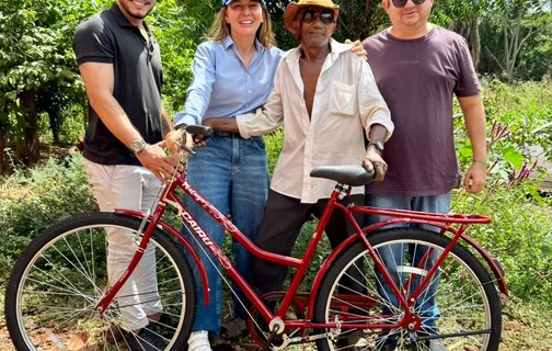O senhor Gregório recebeu uma nova bicicleta