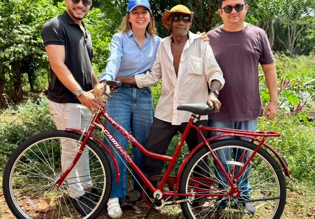 O senhor Gregório recebeu uma nova bicicleta