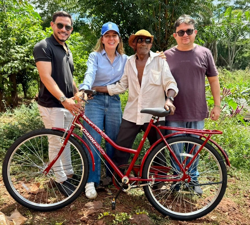 O senhor Gregório recebeu uma nova bicicleta