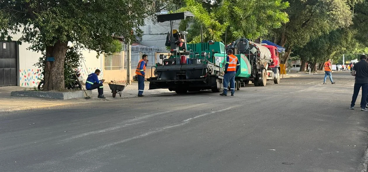 Obras de asfaltamento em Teresina