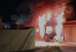 Ônibus fica destruído após pegar fogo no Parque Piauí em Timon
