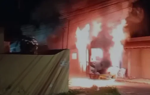 Ônibus fica destruído após pegar fogo na Rua 90 em Timon