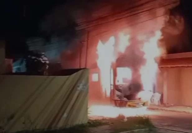 Ônibus fica destruído após pegar fogo na Rua 90 em Timon