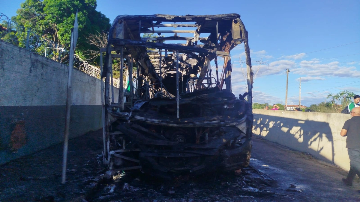 Ônibus pega fogo em frente a escolas na zona sudeste de Teresina