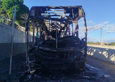 Ônibus pega fogo em frente a escolas na zona sudeste de Teresina