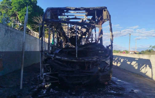 Ônibus pega fogo em frente a escolas na zona sudeste de Teresina