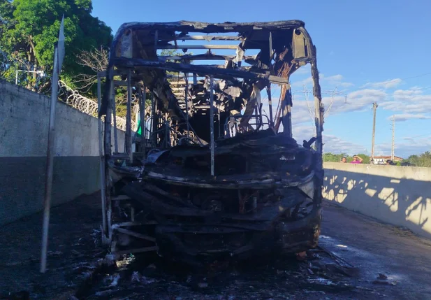 Ônibus pega fogo em frente a escolas na zona sudeste de Teresina