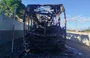 Ônibus pega fogo em frente a escolas na zona sudeste de Teresina