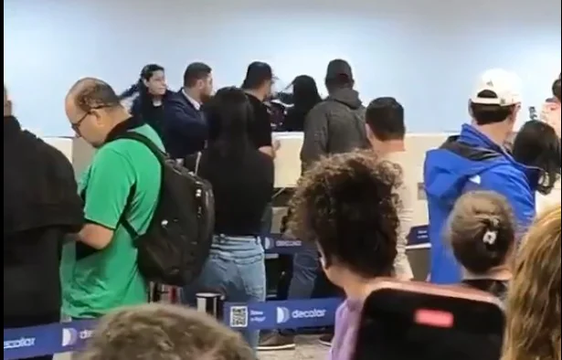 Passageira agride funcionários da Latam