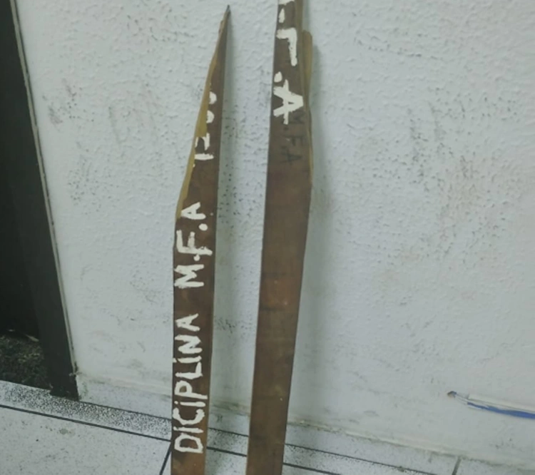 Pedaço de madeira contém inscrições com referência ao PCC