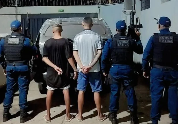 PM prende dois suspeitos com arma e máscara da série “La Casa de Papel” na zona leste de Teresina