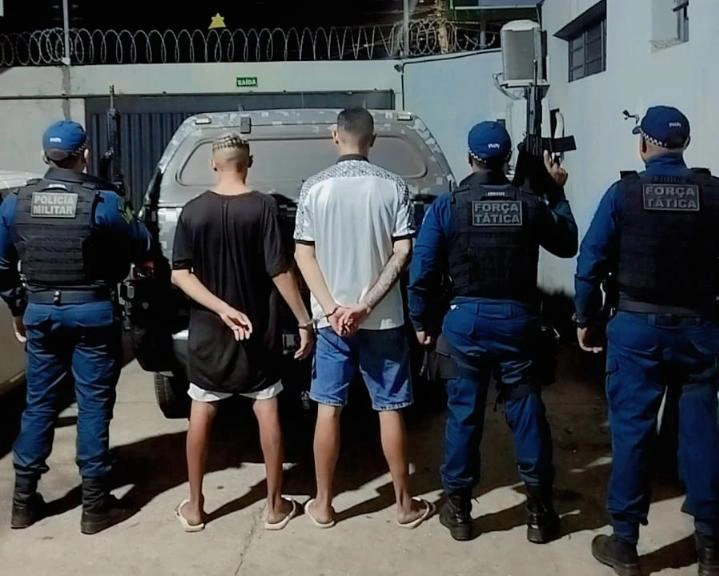 PM prende dois suspeitos com arma e máscara da série “La Casa de Papel” na zona leste de Teresina