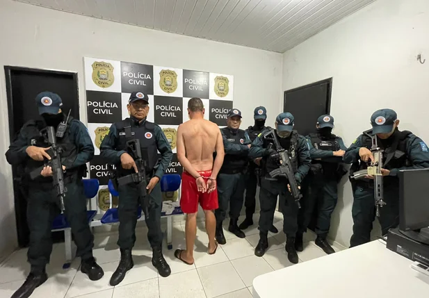 PM prende suspeito com arma, drogas e dinheiro