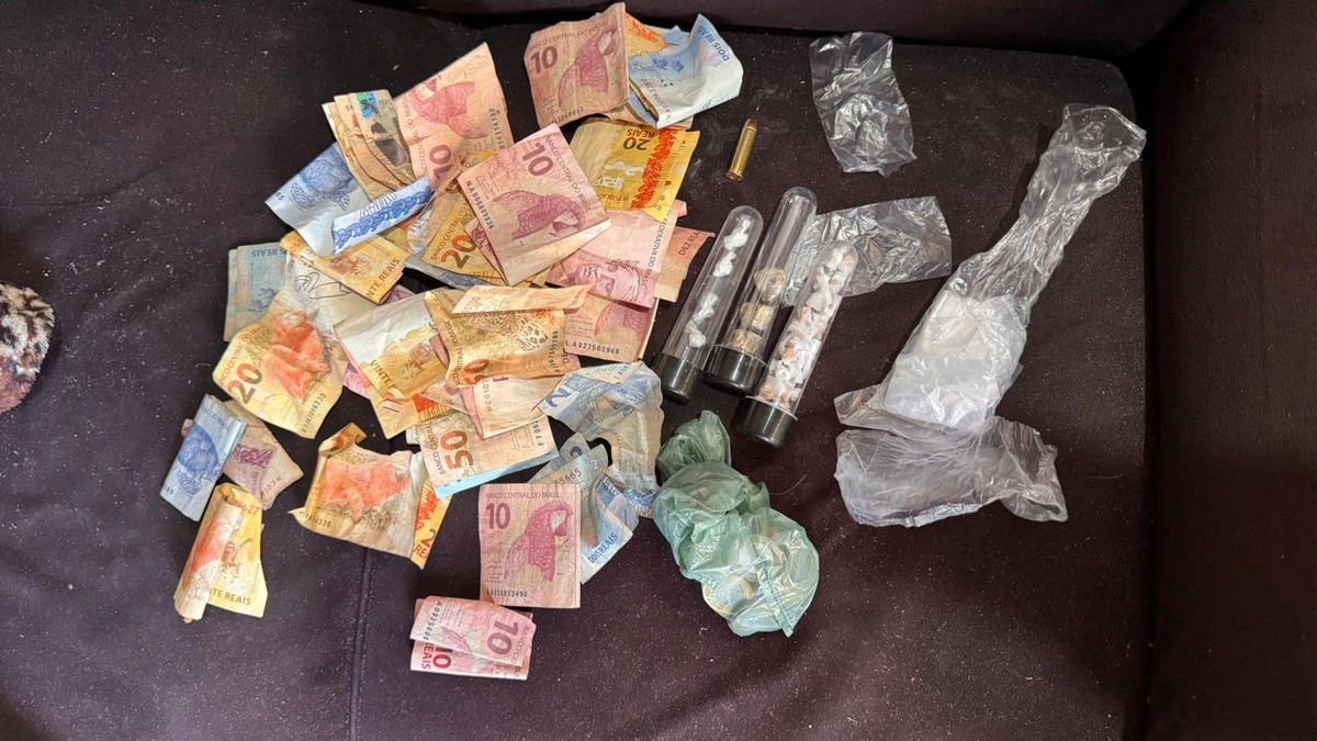 Polícia apreendeu dinheiro e entorpecentes