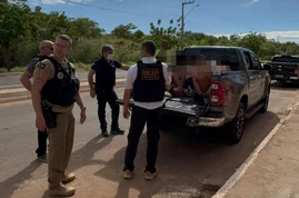Polícia Civil captura cinco pessoas com drogas e arma