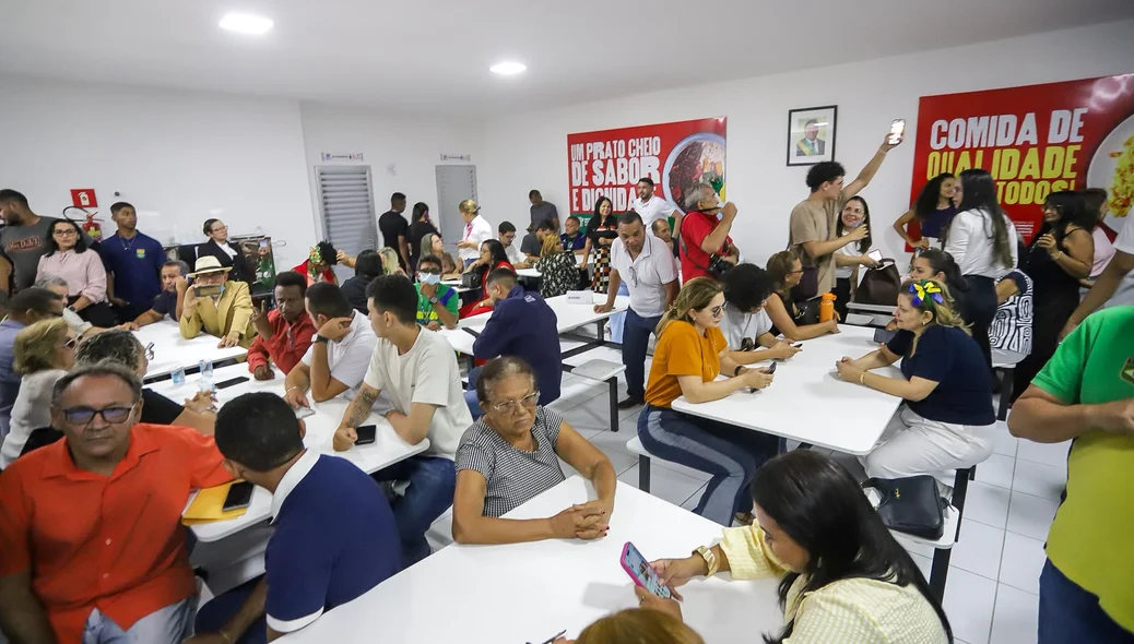 População almoçando