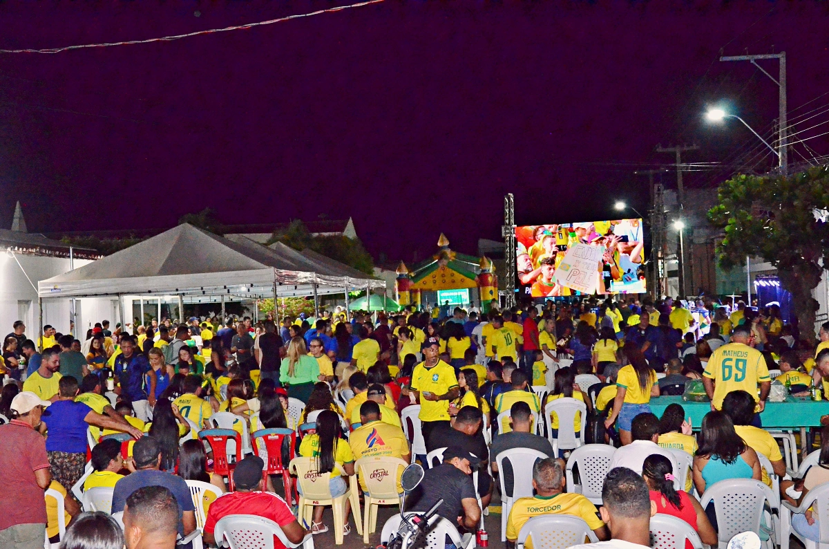 População assistindo ao jogo do Brasil