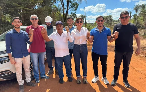 Prefeita Ivanária Sampaio acompanha início das obras de asfaltamento da estrada de acesso ao Cemitério do Ciganinho Milagroso em Esperantina