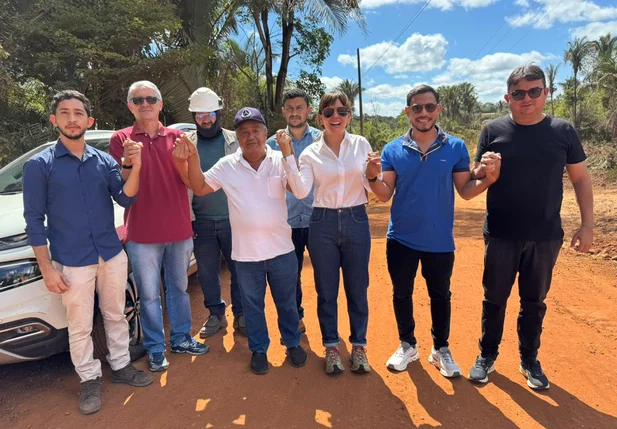 Prefeita Ivanária Sampaio acompanha início das obras de asfaltamento da estrada de acesso ao Cemitério do Ciganinho Milagroso em Esperantina