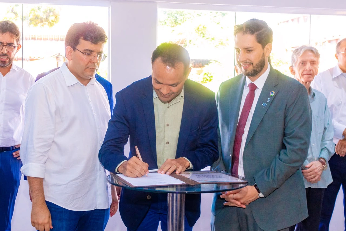 Prefeito assina termo para início da construção do Centro Educacional Unificado da Cultura