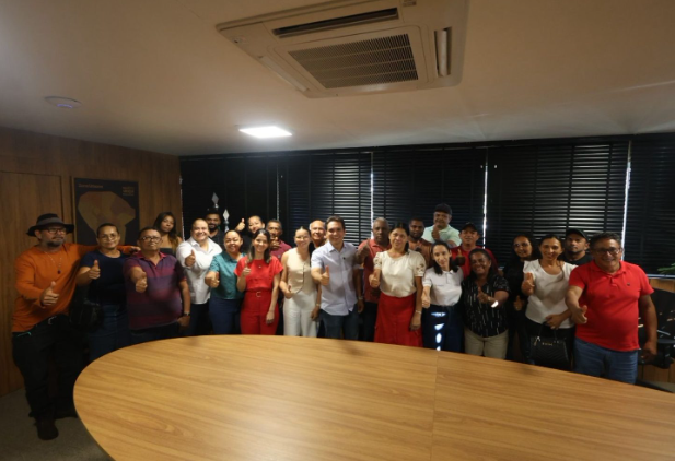 Prefeito Dr. Gilberto Júnior assina contratos da Agricultura Familiar para alimentação escolar